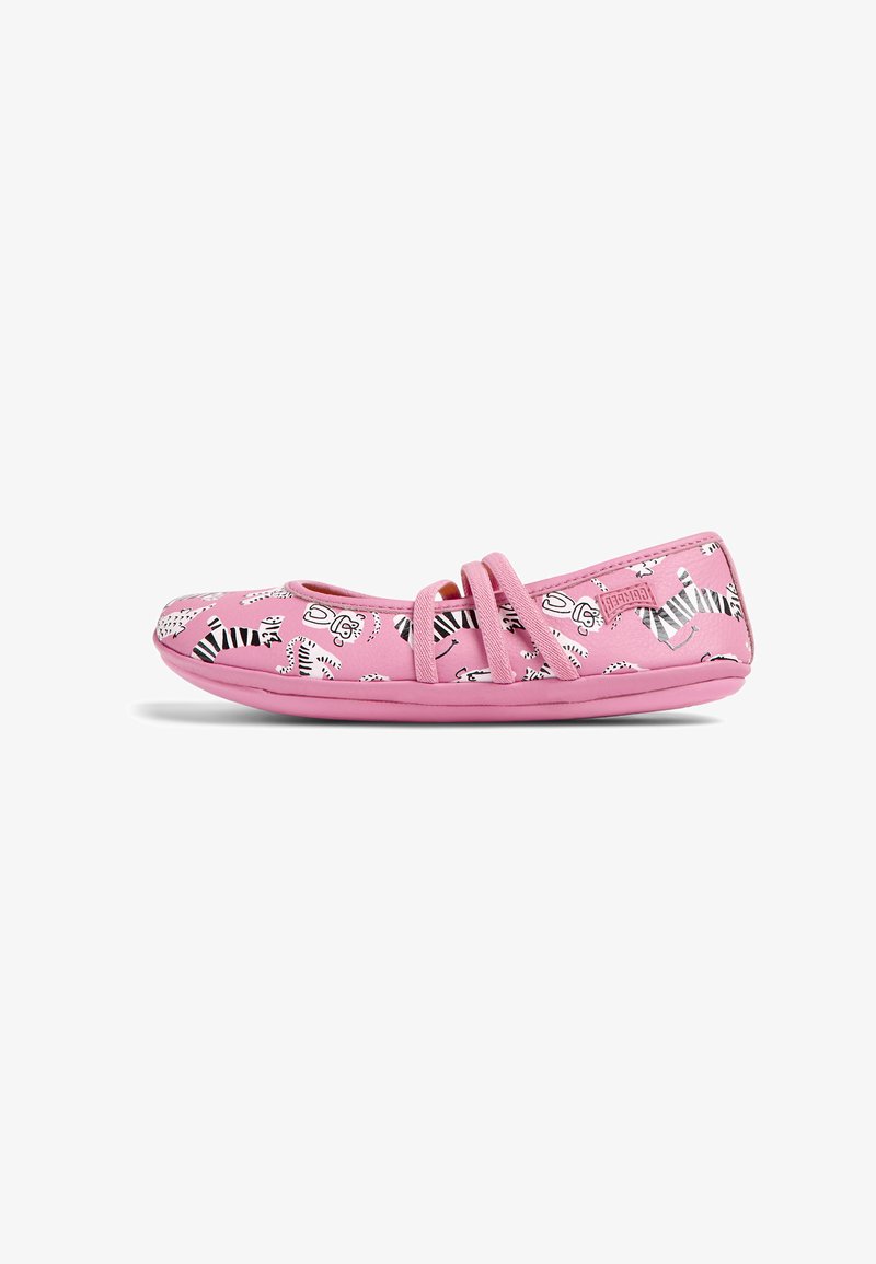 Rosa Ballerina aus weichem Stoff, mit schwarz-weißen Tiermustern, zwei dekorativen Riemen und einem runden Ze design.