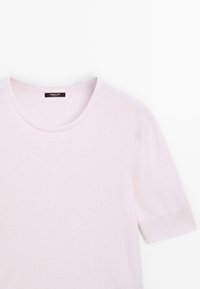 Maglione a maniche corte di colore rosa chiaro, lavorato a maglia, con scollatura tonda e polsini a coste, posato su uno sfondo bianco.