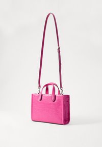 Borsa in ecopelle rosa con design strutturato, due manici superiori e una tracolla rimovibile. Texture liscia con dettagli metallici.