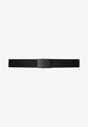 Sort vævet bælte med en rektangulær, mat sort spænde med præget logo. Glat tekstur, justerbar længde og minimalistisk design.