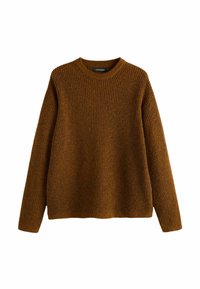 Brauner gerippter Pullover mit rundem Ausschnitt und langen Ärmeln, der ein strukturiertes Strickmuster und eine lockere Passform zeigt.