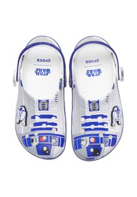 Blåa och vita barnsandaler med R2-D2-design. Tillverkade av lättviktigt material, med justerbart baksnöre och ventilationshål.