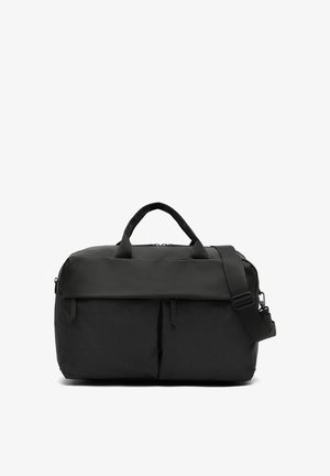 Schwarze Duffel-Tasche aus strapazierfähigem Material, mit einer strukturierten Form, zwei oberen Griffen, einem abnehmbaren Schultergurt und Fronttaschen.