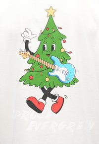 Bijela majica s likom crtane božićne jelke s višebojnim ukrasima, koja drži plavu električnu gitaru i nosi crvene cipele.