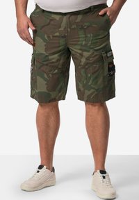 Shorts cargo camouflage fabriqués en tissu durable, dotés de plusieurs poches, d'une poche latérale zippée et de patchs brodés dans des couleurs sombres.