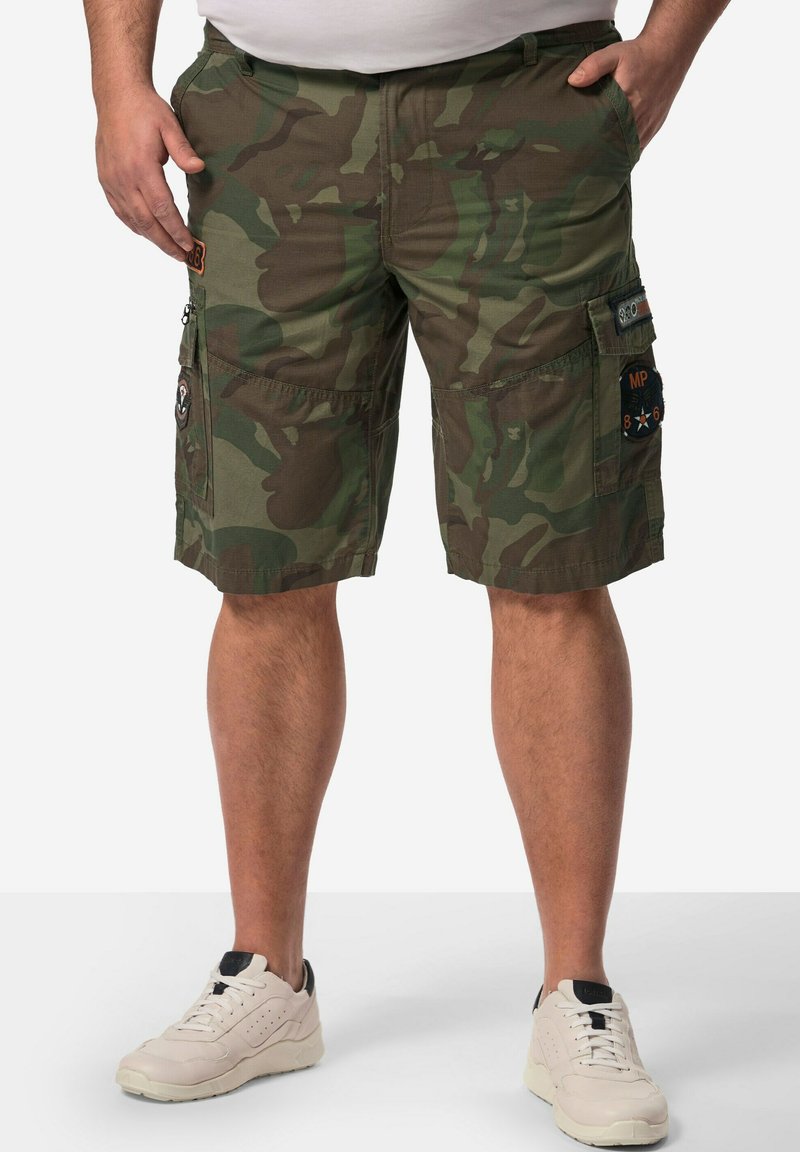 Shorts cargo camouflage fabriqués en tissu durable, dotés de plusieurs poches, d'une poche latérale zippée et de patchs brodés dans des couleurs sombres.