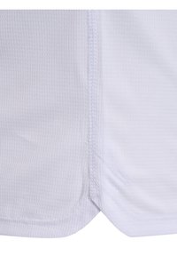 Weißes Sportshirt aus strukturiertem Stoff, mit abgerundetem Saum und kontrastierenden Nähten an den Seiten. Leicht und atmungsaktiv.
