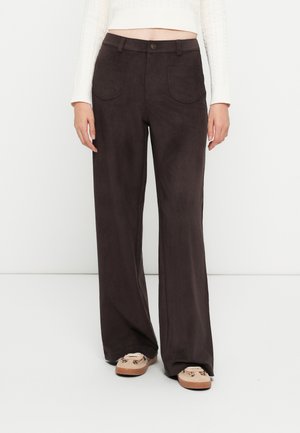 Pantalons larges marron foncé en tissu doux semblable au suède. Comprend deux poches avant et une fermeture à un bouton.