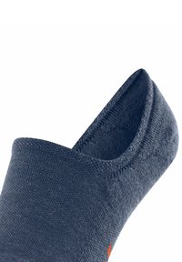 Blauwe enkelsok van textiel met een textuur, met een laag uitgesneden ontwerp en een klein rood logo nabij de teen. Soepele randen met versterkte stiksels.