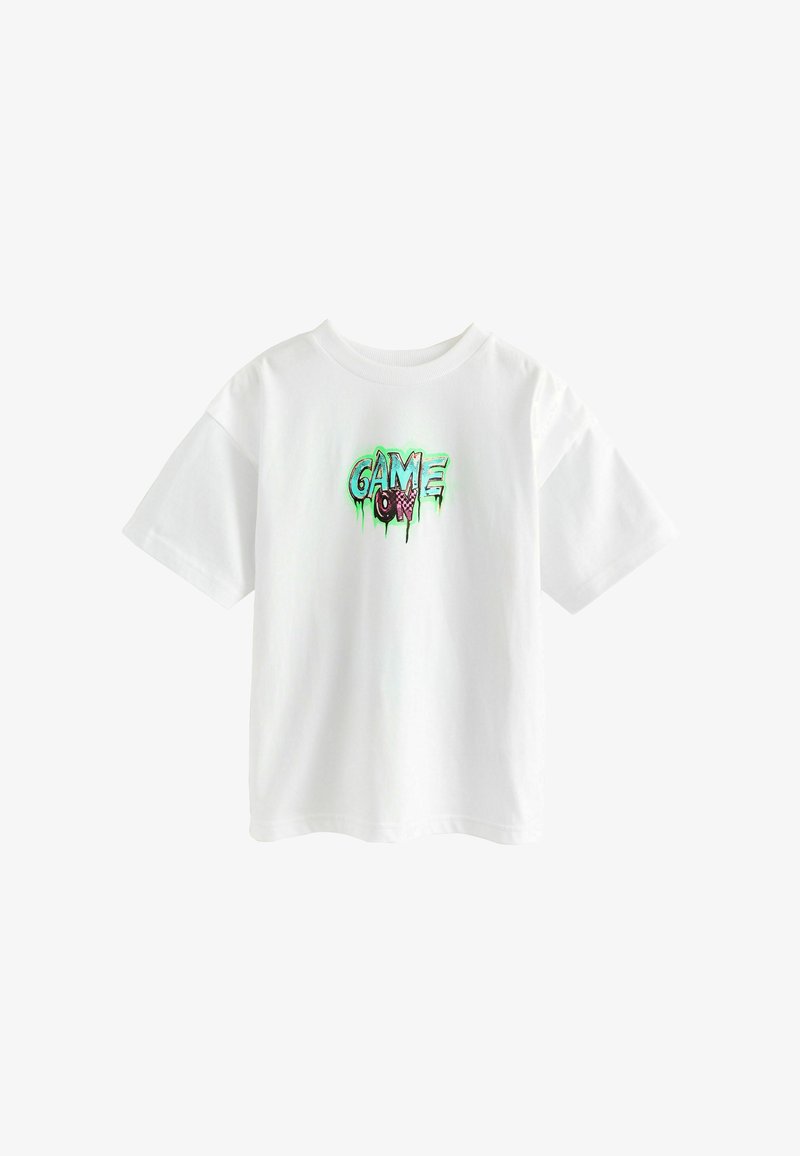 Bílý bavlněný tričko s nápisem "GAME ON" v zeleném a černém kapajícím písmu, doplněné o grafiku kruhového oka, která zvýrazňuje celý design.