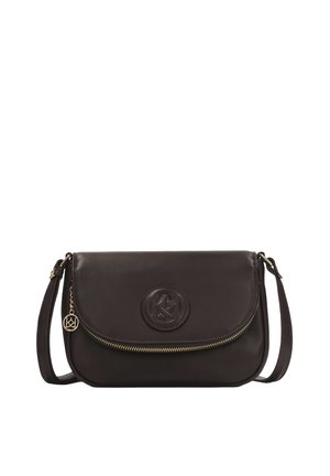 Borsa a tracolla in pelle marrone scuro con una texture liscia, chiusura con zip, logo impresso sul fronte e tracolla regolabile.