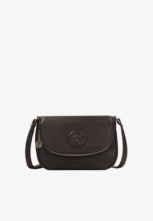 Tumepruun nahkne õlakott sujuva tekstuuriga, tõmbluku sulgemine, esiküljel embosseeritud logo ja reguleeritav rihm.