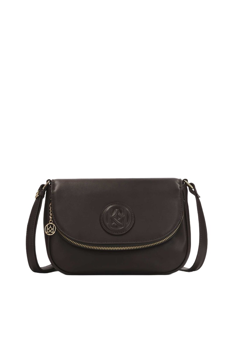 Borsa a tracolla in pelle marrone scuro con una texture liscia, chiusura con zip, logo impresso sul fronte e tracolla regolabile.