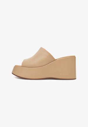Muli cu platformă wedge din piele bej, cu vârf deschis și logo G-STAR embosat pe talpa groasă, prezentate din profil lateral.