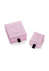 Dos cajas rosas con acabado brillante, con un logo de mariposa y cintas negras para tirar. La caja más grande es rectangular y la más pequeña es cuadrada.