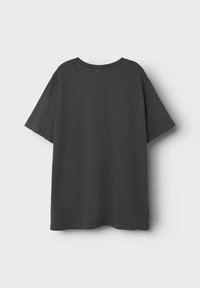 Camiseta de algodón gris oscuro con mangas cortas, escote redondeado y corte recto. Textura suave con detalles de costura sutiles.