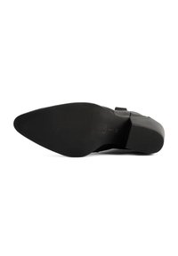 Zapato de vestir negro con punta afilada, suela de goma texturizada y un diseño superior liso. Presenta acentos mínimos y una silueta limpia.