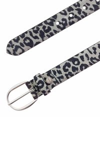 Leopardprint stofriem in grijs en zwart, voorzien van een zilverkleurige metalen gesp en meerdere verstelgaatjes. Zachte textuur met een afgeronde punt.