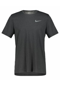Maglietta sportiva a maniche corte grigio scuro con colletto rotondo. Presenta un logo Nike grigio riflettente sulla parte superiore sinistra del petto. Tessuto morbido.