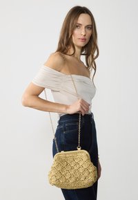AWH-LLSP18581 - Clutch - straw