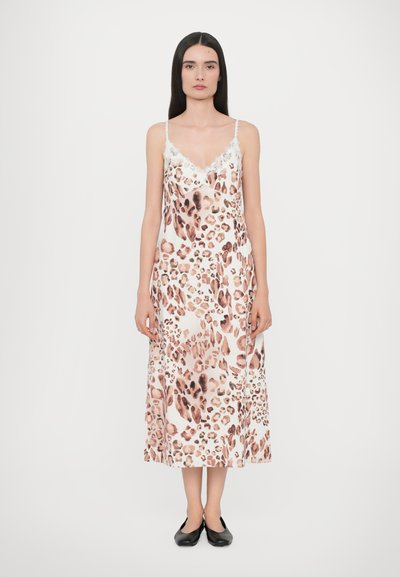 Abito con stampa leopardata in morbido tessuto, con bordo in pizzo, spalline sottili e lunghezza midi fluida. La palette di colori include beige, marrone e bianco.