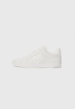 Witte sneakers met een gestructureerde bovenkant, een gladde rubberen zool en een zijlogo "DK." Ronde neus en vetersluiting.