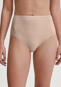 Beige high-waisted ondergoed van een gladde stof, met een naadloos ontwerp en een zachte, elastische tailleband voor comfort.