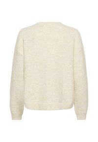 Krem boje, pahuljasti pleteni pulover s okruglim izrezom, spuštenim ramenima i rebrastim rubom. Pogled straga pokazuje bezšavni dizajn.