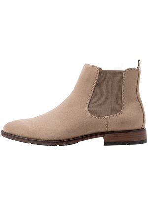 Beige ruskind Chelsea ankelstøvle med elastisk sidepanel, trækflap ved hælen, brun stablet hæl og sort gummisål.