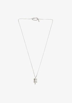 Silberfarbene Halskette mit feiner Kette und zwei rechteckigen Anhängern mit eingravierten Details, einschließlich eines Markennamens und Logos.