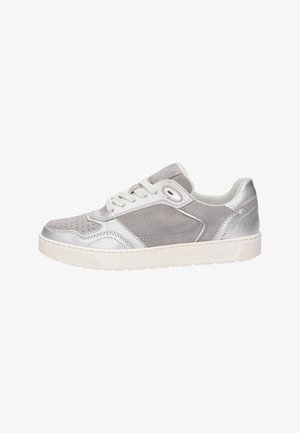 Grijze en zilveren sneaker van suède en metallic leer, ronde neus, veters en een gestructureerde rubberen zool. Bevat perforaties en een veteroog.