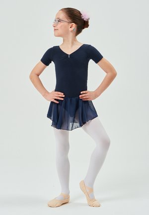 Dunkelblauer Kurzarmbody mit einem Frontdruckknopf, geschichteter Chiffon-Rock, weißen Strumpfhosen und Ballettschuhen; die Haare mit einem rosa Accessoire gebunden.