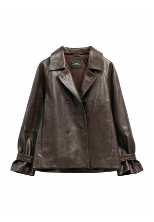 Ciemnobrązowa dwurzędowa skórzana kurtka z szerokimi klapami i marszczonymi mankietami z paskami zapinanymi na guziki.