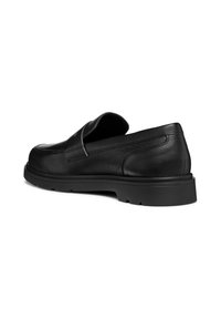 Scarpa nera in pelle senza lacci con punta arrotondata, parte superiore testurizzata e suola in gomma. Presenta cuciture minime e un collare imbottito per il comfort.