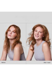 Twee naast elkaar geplaatste portretten tonen een persoon met golvend, schouderlang kastanjebruin haar in een grijze tanktop. Links: het haar lijkt pluizig; rechts: het haar glanzend en gladder na het wassen.