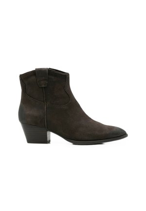 Stivaletto in camoscio marrone scuro con tacco basso impilato e linguetta laterale, mostrato dal lato esterno su sfondo bianco.