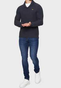 Threadbare Sweter