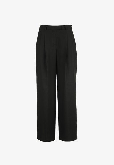 Magas derekú fekete, bő szárú nadrág elöl redőzéssel, derékpánttal és rejtett elülső záródással.