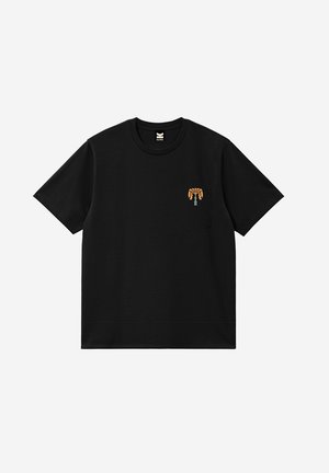 Zwart T-shirt met korte mouwen en een klein geborduurd ontwerp van een oranje en groene palmboom op de linkerborst, afgebeeld op een effen lichte achtergrond.