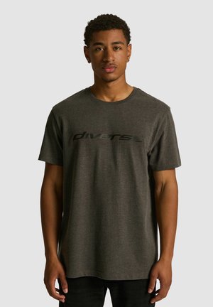 - T-shirt z nadrukiem