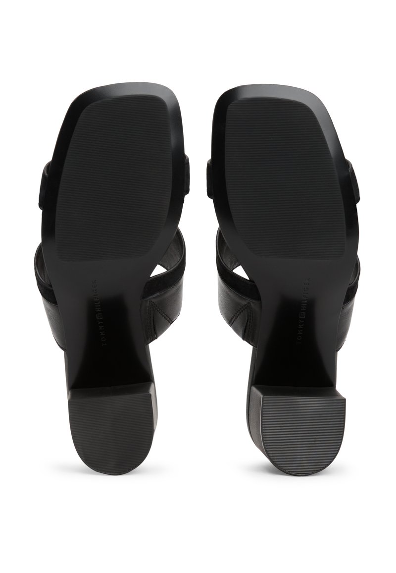 Schwarze Absatzsandalen mit einer glatten Leder-Oberfläche, breiten Riemen und einer strukturierten Sohle, sowie einem eleganten Blockabsatzdesign.