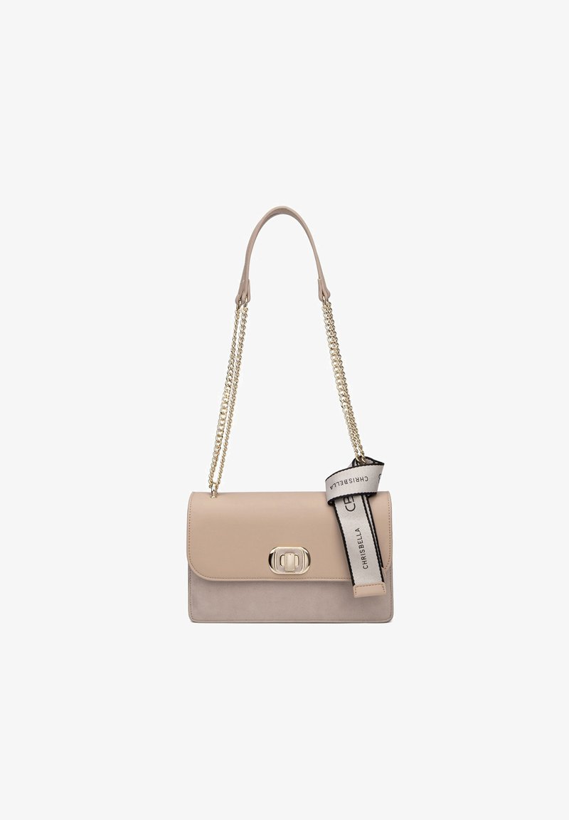 Borsa a tracolla in pelle beige con hardware dorato, catena e tracolla in pelle, dotata di una patta frontale e un'etichetta con marchio.