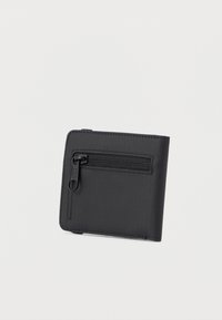 Fekete pénztárca texturált anyagból, az elején cipzáras zsebfedéllel, hajtogatós kialakítással és precíz varrással.