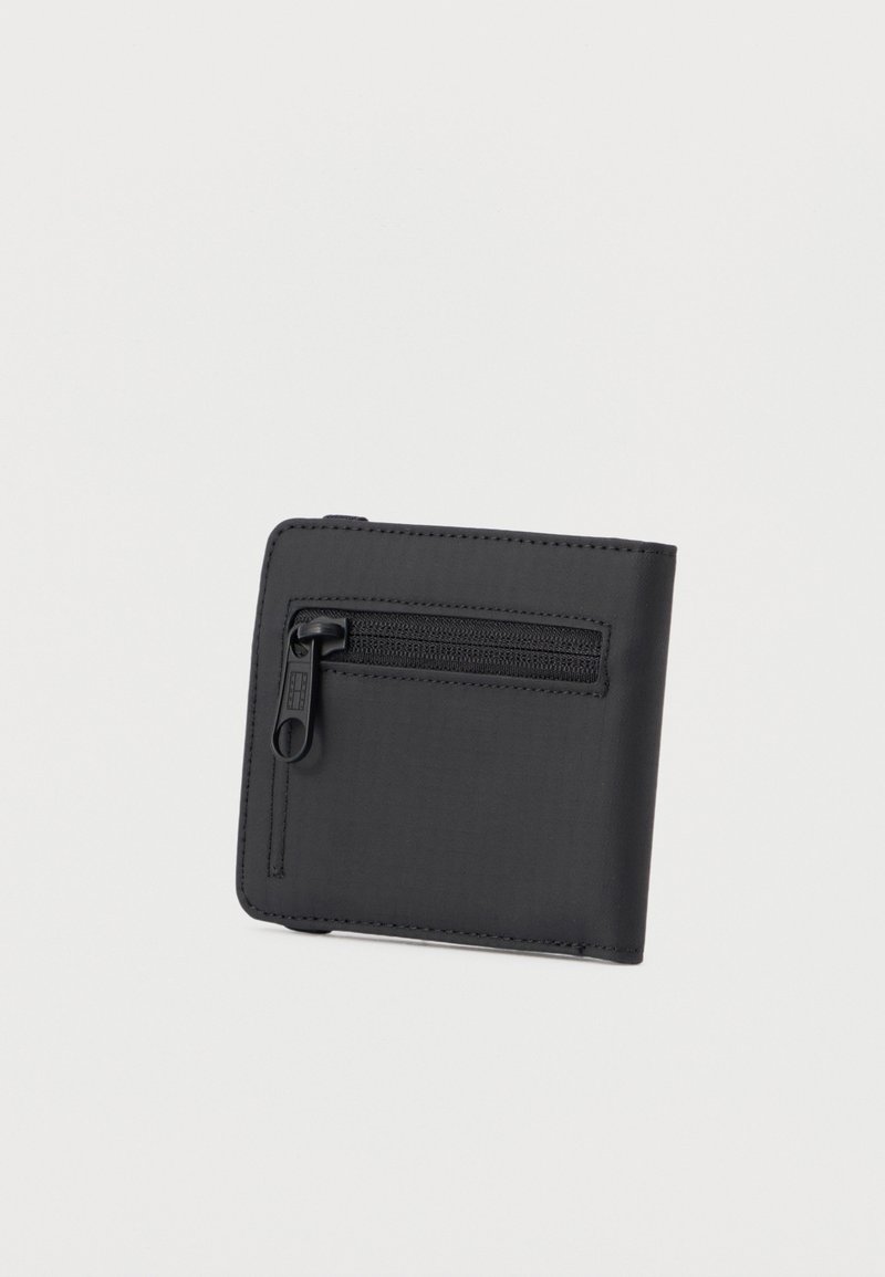 Portafoglio nero in materiale testurizzato, con una tasca frontale con cerniera e un design pieghevole con dettagli di cuciture precise.