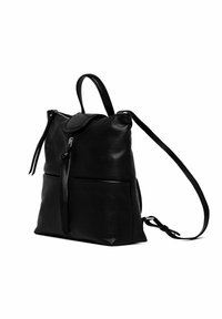 Zaino in pelle nera con superficie texturizzata, dotato di tasca frontale con zip e spallacci regolabili, progettato in stile minimalista.