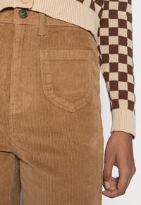 ONLY HOPE GLOBAL HW EBBA POCKETS - Pantalon classique - toasted coconut