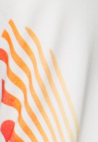 Vitt tyg med en abstrakt design som har orange och röda vågiga linjer som skapar en gradienteffekt. Slät textur.