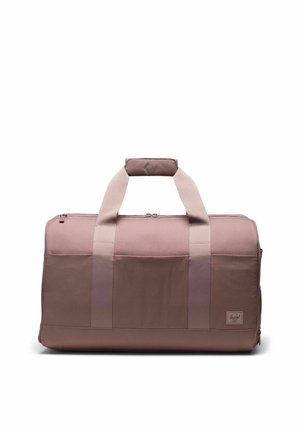 Sac de voyage rectangulaire rose foncé avec deux poignées et un compartiment principal zippé sur fond blanc.