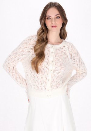 Cardigan tricotat din fir alb moale, cu un model din dantelă, guler rotund și închidere cu nasturi, având mansete și tiv texturate.