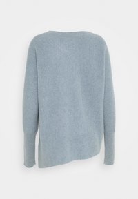 Jasnoniebieski sweter z dzianiny o rypsowanym wzorze, z długimi rękawami i luźnym krojem z zaokrąglonym tyłem. Brak widocznych zapięć.